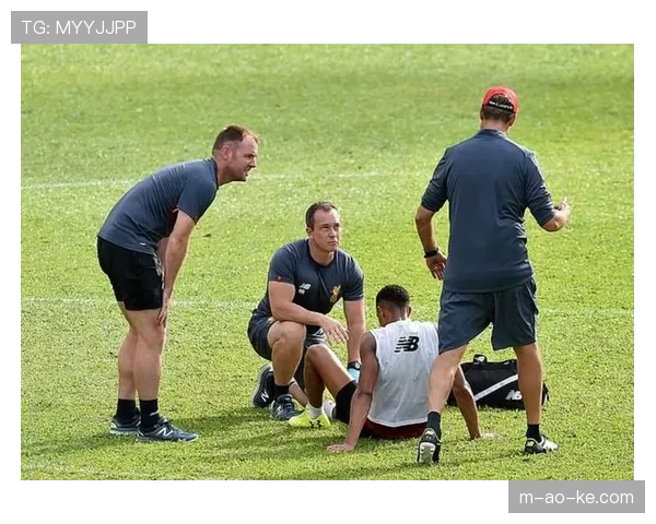 更衣室特写：阿森纳赛后，队医为多名球员进行紧急按摩恢复